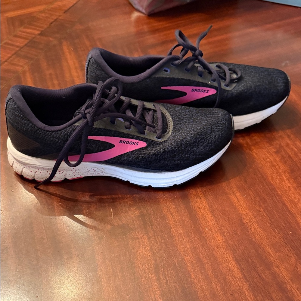 Brooks Women's Athletic Shoes in Black and Pink